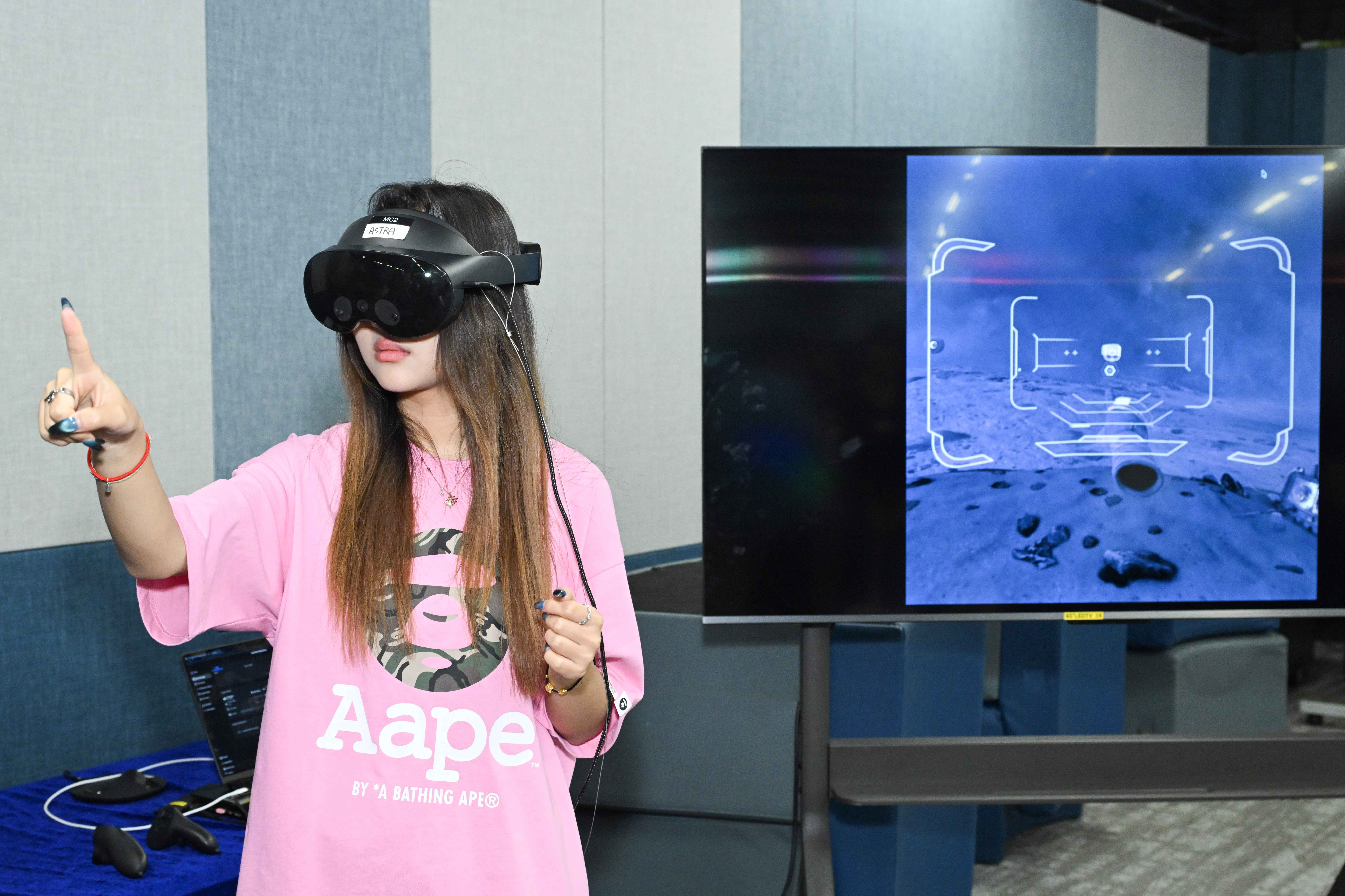 科大清水灣校園展出多個VR數碼藝術作品，圖為威尼斯沉浸藝術大獎得主、美國知名編劇及導演Eliza MCNITT女士創作的《Astra》，為參觀者帶來非一般的宇宙探索之旅。