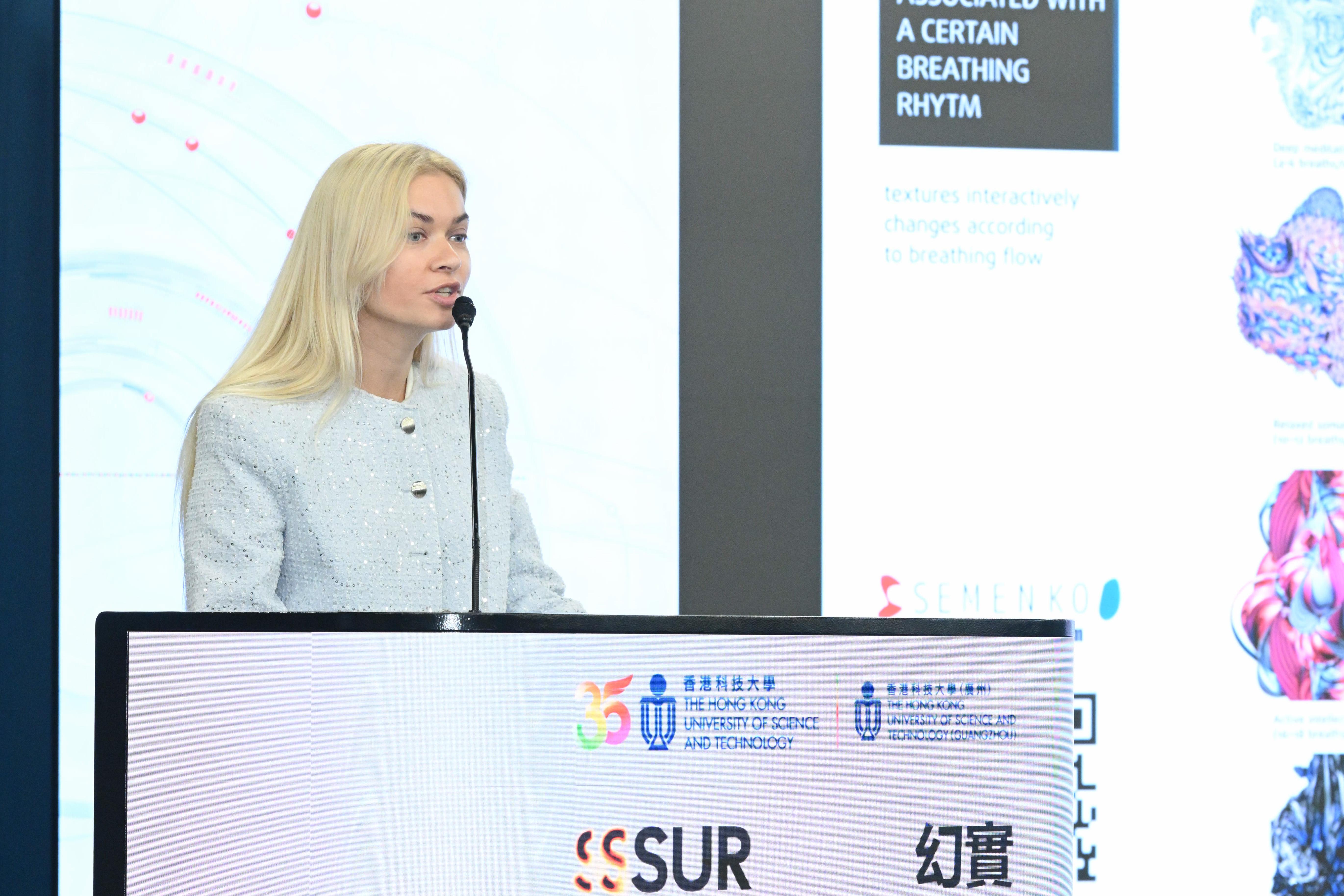 俄羅斯藝術家、美國 IDA 年度設計獎得主Katerina SEMENKO女士介紹作品《Respire 2.0》。
