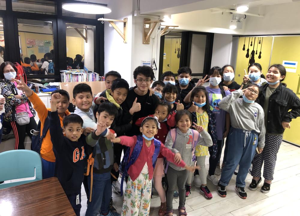 梁高浚与小学生