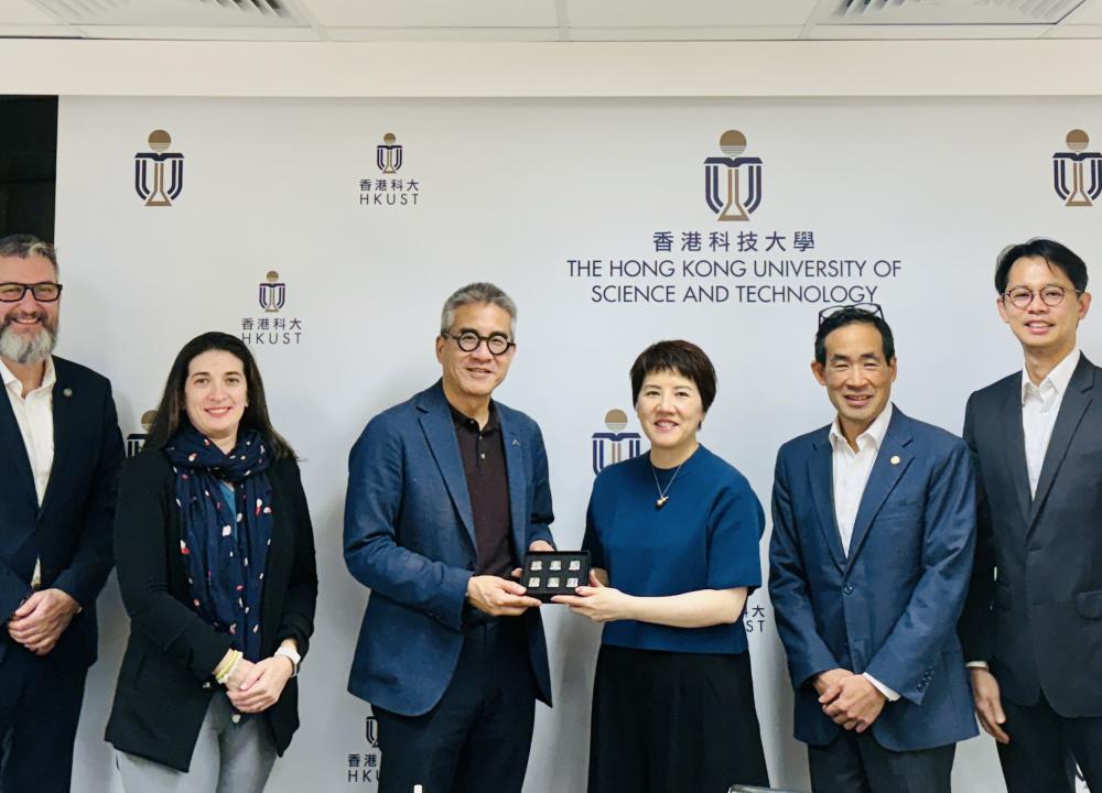 助理副校長（環球事務）吳麗萍教授（右三）、科大霍英東研究生院署理院長施毅明教授（右二）、工商管理學院副院長兼環球商業管理課程主任許達鈞教授（右一），以及公共政策學部署理主任暨教授穆綺蘭教授（左二），與多倫多大學副校長（國際事務）及Joseph WONG教授（左三）及協理副校長（國際合作）Alex MIHAILIDIS教授（左一）合照留念。