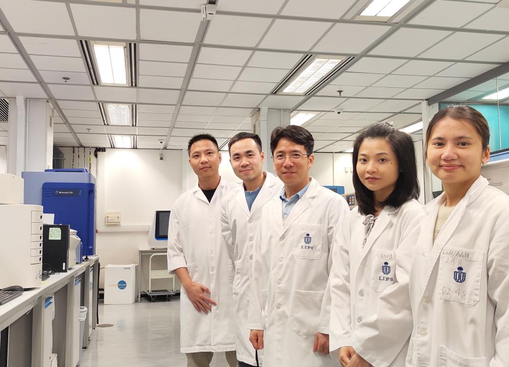 Prof. Tuan Anh NGUYEN (middle) is pictured with his lab members at HKUST, including the first author of the Nature research paper, PhD student Minh Khoa NGO (second from left). 